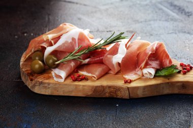 İtalyan jambonu ve biberiyeli jambon. Çiğ jambon.