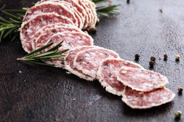 Salamlı yer mantarı. Saltufo, sosla karıştırılmış bir salam.