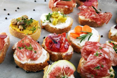 Çeşitli malzemelerle çeşitli bruschetta. İştah açıcı bruschetta