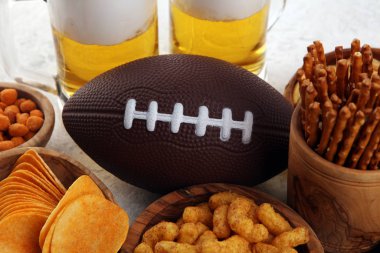 Cips, tuzlu aperatifler, masada futbol ve bira. Selamlama için harika.