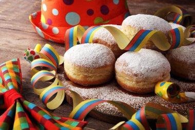 Karnaval pudra şekeri, kağıt şeritli donutlar. Mikrop