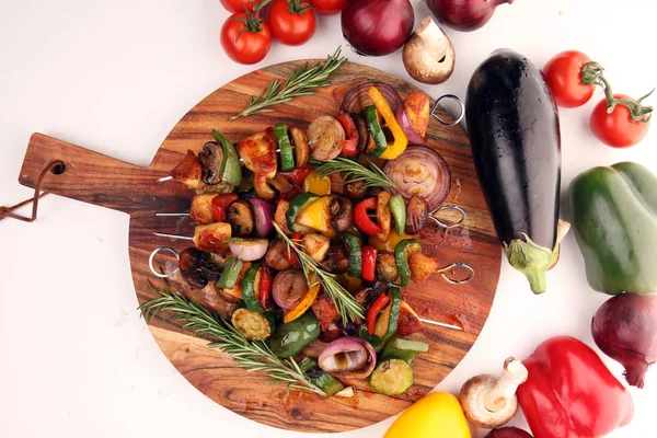 Gegrild varkensvlees shish of kebab met groenten brochettes. Voedsel ba — Stockfoto