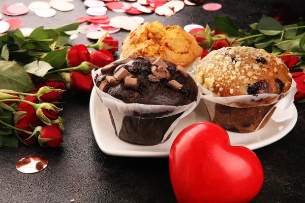 Magdalenas de chocolate, magdalenas de arándano y magdalenas de nuez en la espalda oscura —  Fotos de Stock