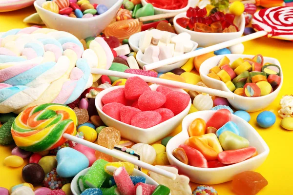 Bonbons mit Gelee und Zucker. Bunte Palette unterschiedlicher Kinder — Stockfoto