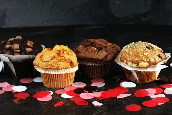 Magdalenas de chocolate, magdalenas de arándano y magdalenas de nuez en la espalda oscura —  Fotos de Stock