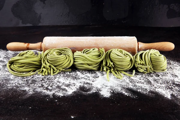 Närbild av rå hemlagad pasta tagliatelle. färsk italiensk traditi — Stockfoto