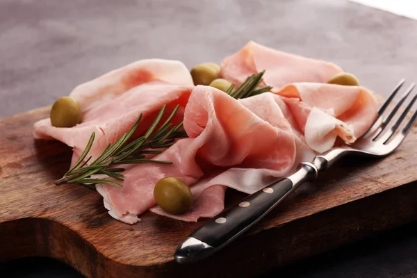 Sliced ham on wooden background. Fresh prosciutto. Pork ham slic — Stock Photo, Image