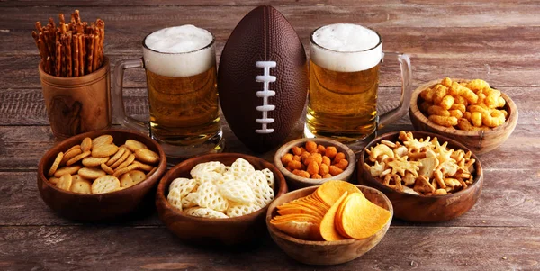Chips, salty snacks, football and Beer on a table. Great for Bow — 스톡 사진