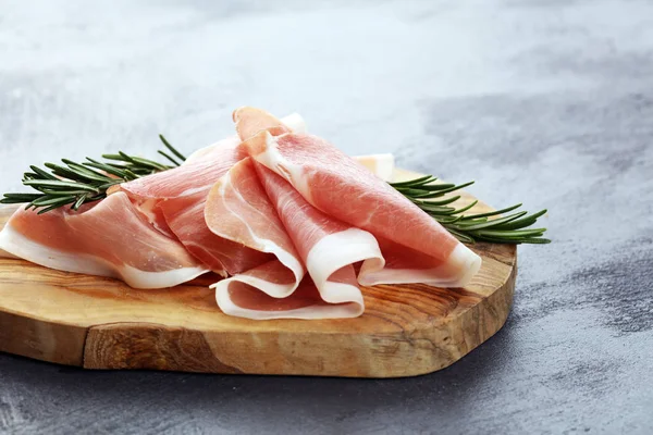 Torr spansk skinka, Jamon Serrano, Bellota, italiensk prosciutto rå — Stockfoto