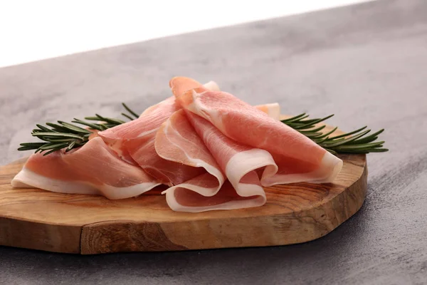 Trockener spanischer Schinken, jamon serrano, bellota, italienischer Rohschinken — Stockfoto