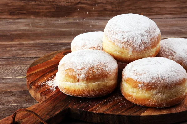 Donuts alemães com geleia e açúcar de confeiteiro. Açúcar em pó de carnaval — Fotografia de Stock