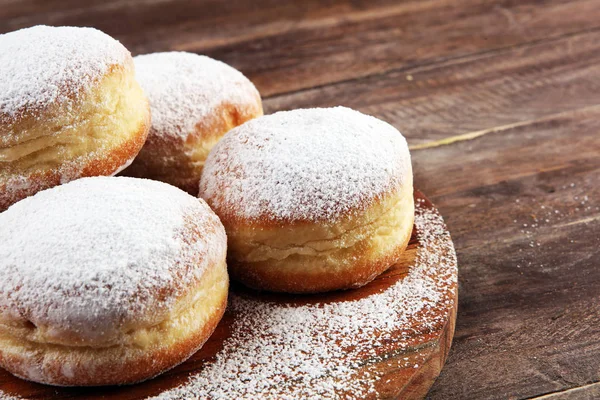 Duitse donuts met jam en poedersuiker. Carnaval gepoederde suiker — Stockfoto