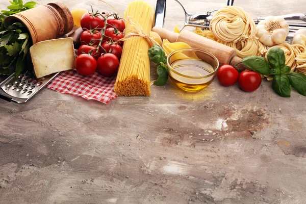 Makaron, warzywa, zioła i przyprawy dla włoskiej żywności na rustykalnym t — Zdjęcie stockowe