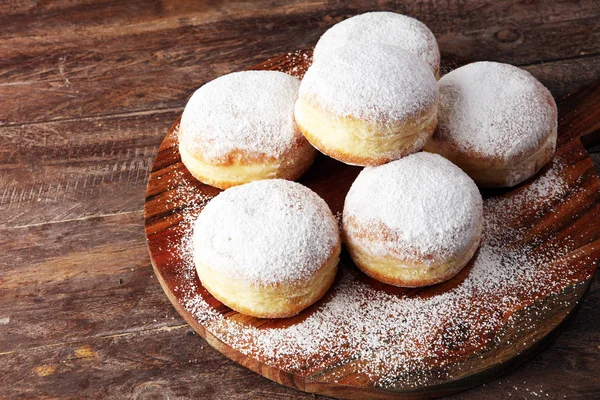 Donuts alemães com geleia e açúcar de confeiteiro. Açúcar em pó de carnaval — Fotografia de Stock