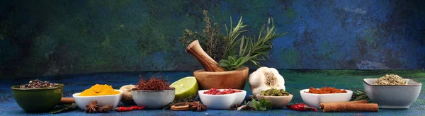 Przyprawy i zioła na stole. Żywność i składniki kuchni z PEP — Zdjęcie stockowe