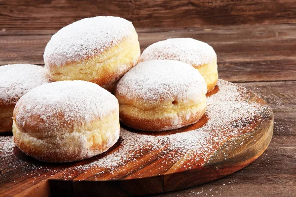 Немецкие пончики с джемом и сахаром. Карнавальный порошок сахара — стоковое фото