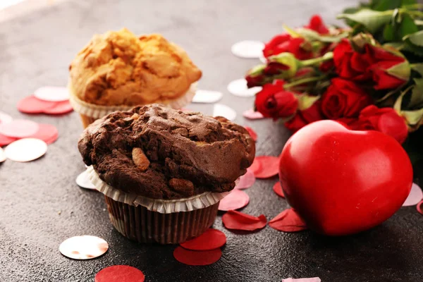Magdalenas de chocolate, magdalenas de arándano y magdalenas de nuez en la espalda oscura — Foto de Stock