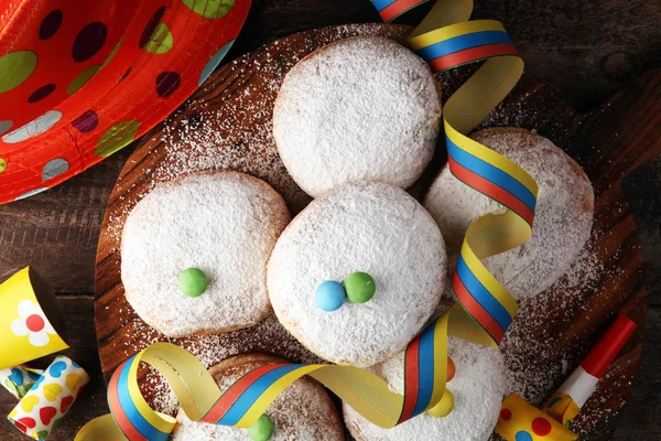 Carnaval en polvo de azúcar donas criadas con serpentinas de papel. Gérmenes —  Fotos de Stock