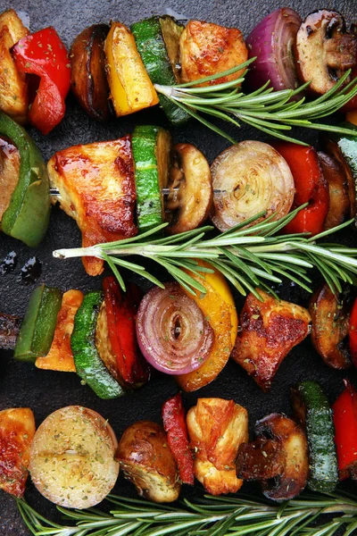 Shish de cerdo a la parrilla o kebab en pinchos con verduras. Alimentación ba — Foto de Stock