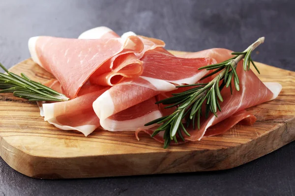 Jamón seco español, Jamon Serrano, Bellota, Prosciutto crud italiano — Foto de Stock