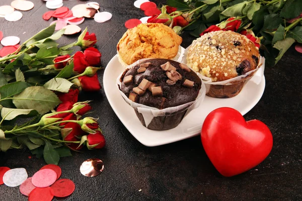 Magdalenas de chocolate, magdalenas de arándano y magdalenas de nuez en la espalda oscura —  Fotos de Stock