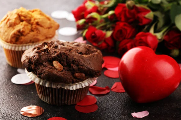 Magdalenas de chocolate, magdalenas de arándano y magdalenas de nuez en la espalda oscura —  Fotos de Stock