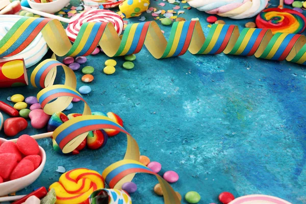 Farbenfroher Karnevalsrand über einem kühlen strukturierten Hintergrund mit Co — Stockfoto