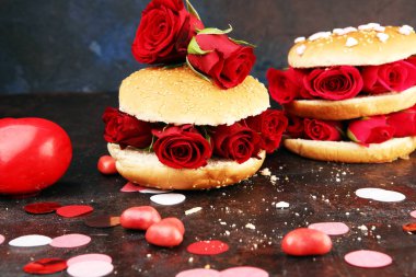 Güller ve kırmızı kalplerle Sevgililer Günü için hamburger.
