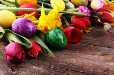 Bahar dekorasyonu için çiçek açan nergisler ve paskalya yumurtaları.