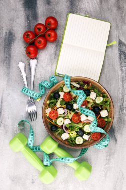 Dambıl egzersizli taştan bir fincanda hakiki taze salata.