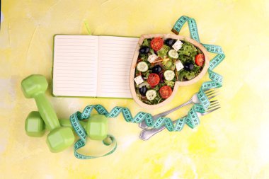 Dambılı ahşap kalp şeklindeki bardakta hakiki taze salata.
