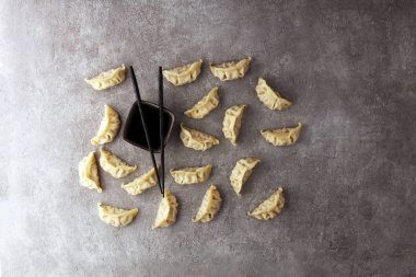 Gyoza ya da soya soslu hamur tatlısı..