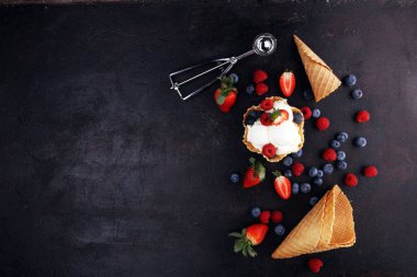 Vanilyalı dondurma ve taze böğürtlen. Çilek, ahududu.