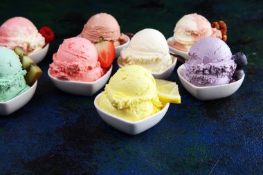 Çeşitli dondurma aromalı Whit taze yabanmersini, çilek, ki