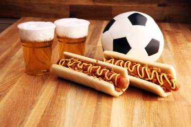 Masada hardallı ve ketçaplı ızgara sosisli.