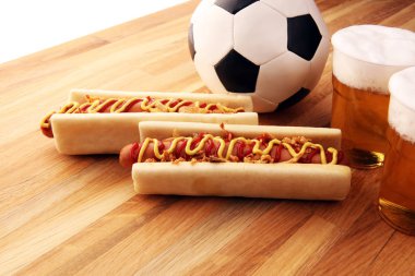 Masada hardallı ve ketçaplı ızgara sosisli.