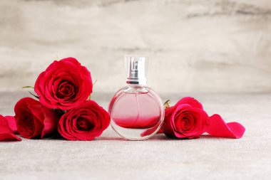 Kırsal arka planda çiçekli bir şişe parfüm. Aroma kokusu