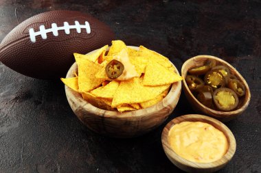 Futbol için Cheddar Cheese ve Jalapenos ile ev yapımı Nachos.. 