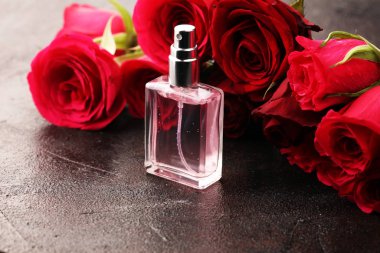 Kırsal arka planda çiçekli bir şişe parfüm. Aroma kokusu