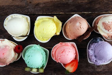 Çeşitli dondurma aromalı Whit taze yabanmersini, çilek, ki