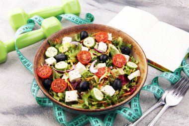Dambıl egzersizli taştan bir fincanda hakiki taze salata.