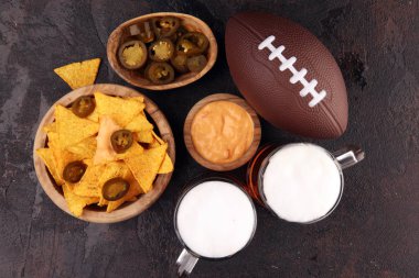 Cheddar Cheese ve Jalapenos ile ev yapımı Nachos ve bira