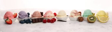 Çeşitli dondurma aromalı Whit taze yabanmersini, çilek, ki