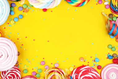 Jöleli, şekerli ve flamalı şekerler. di 'nin renkli dizisi