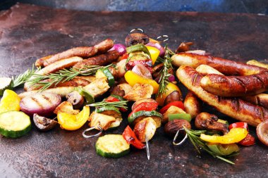 Barbekü esprisinde sebzeli ızgara et.