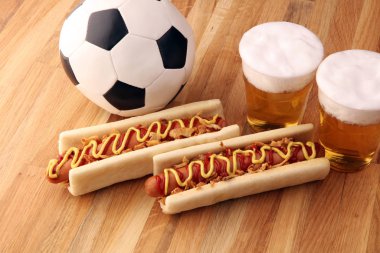 Masada hardallı ve ketçaplı ızgara sosisli.