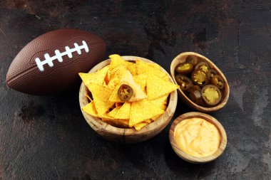 Futbol için Cheddar Cheese ve Jalapenos ile ev yapımı Nachos.. 
