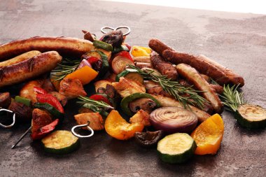 Barbekü esprisinde sebzeli ızgara et.