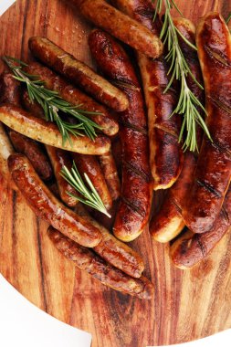 Masada baharatlı ızgara sosis, ev yapımı domuz sosisi.