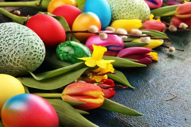 Paskalya yumurtaları, laleler ve kırsal arka planda nergisler. Döndür